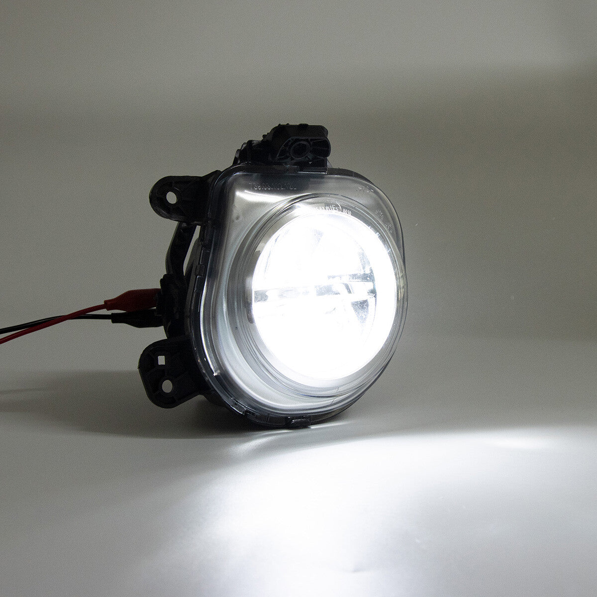 The left front LED fog light is suitable for 14-16 inch for BMW X3, F25, X4, F26, X5, F15, and F85 models. (63177317251-)