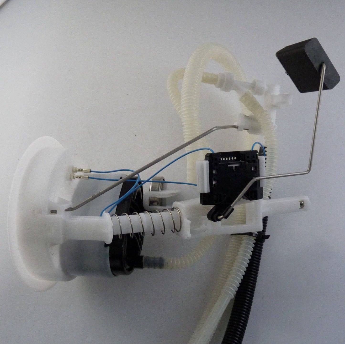 Fuel filter with oil level transmitter and pressure regulator suitable for BMW 328i and 335i.