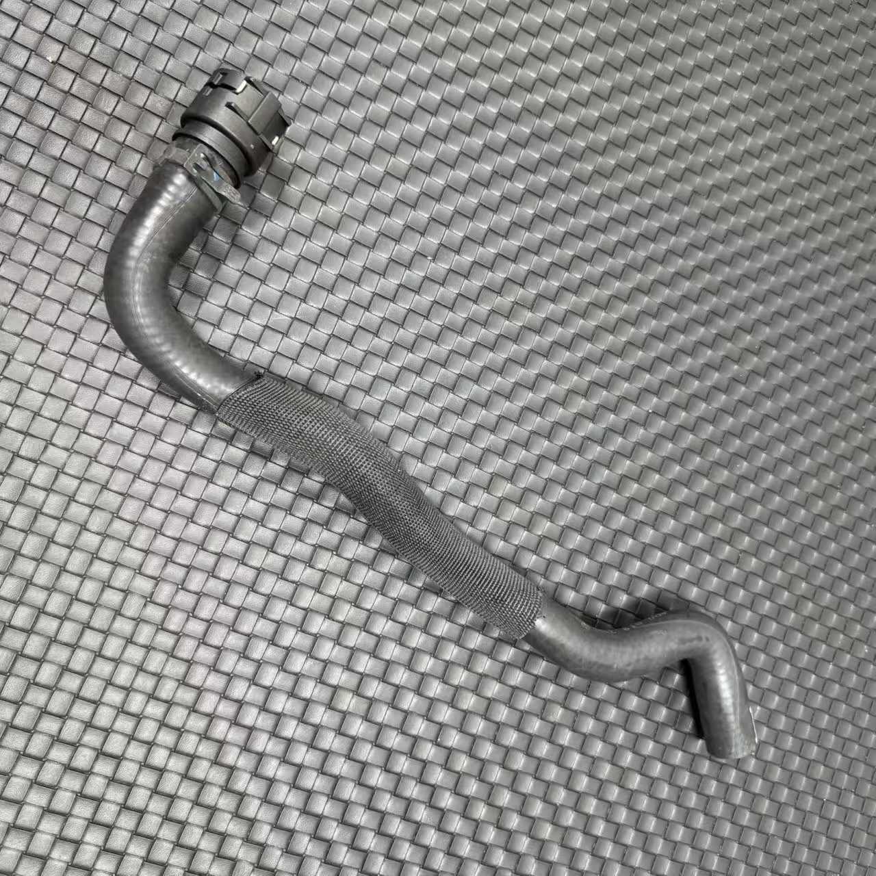 8R0819371E Coolant Hose for Audi Q5 2009-2012