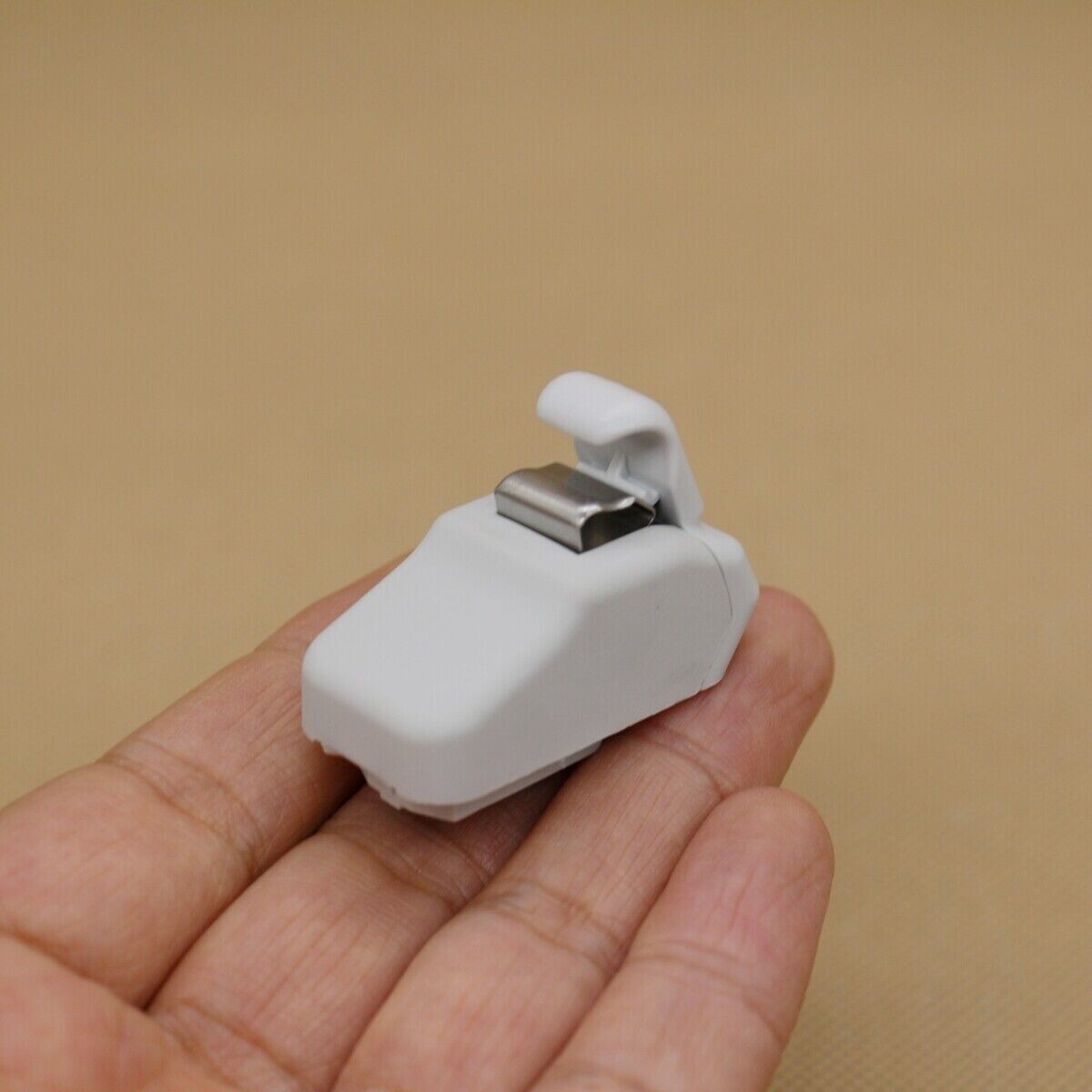 SUN VISOR SUPPORT CLIP HOLDER BRACKET Fit for 15-18 for JEEP RENEGADE 5VW09MS7AA