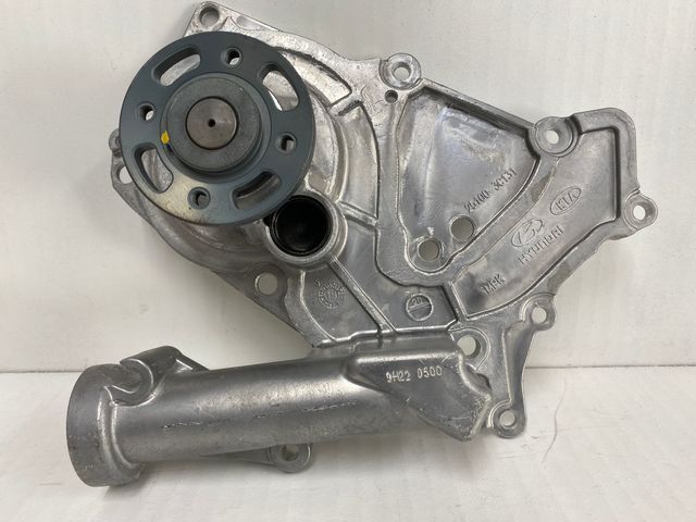 new high-definition water pump suitable for Kia SEDONA 3.3L (2015), 3.5L (2011-2014), and 3.8L (2010) models. Model number 25100-3C131